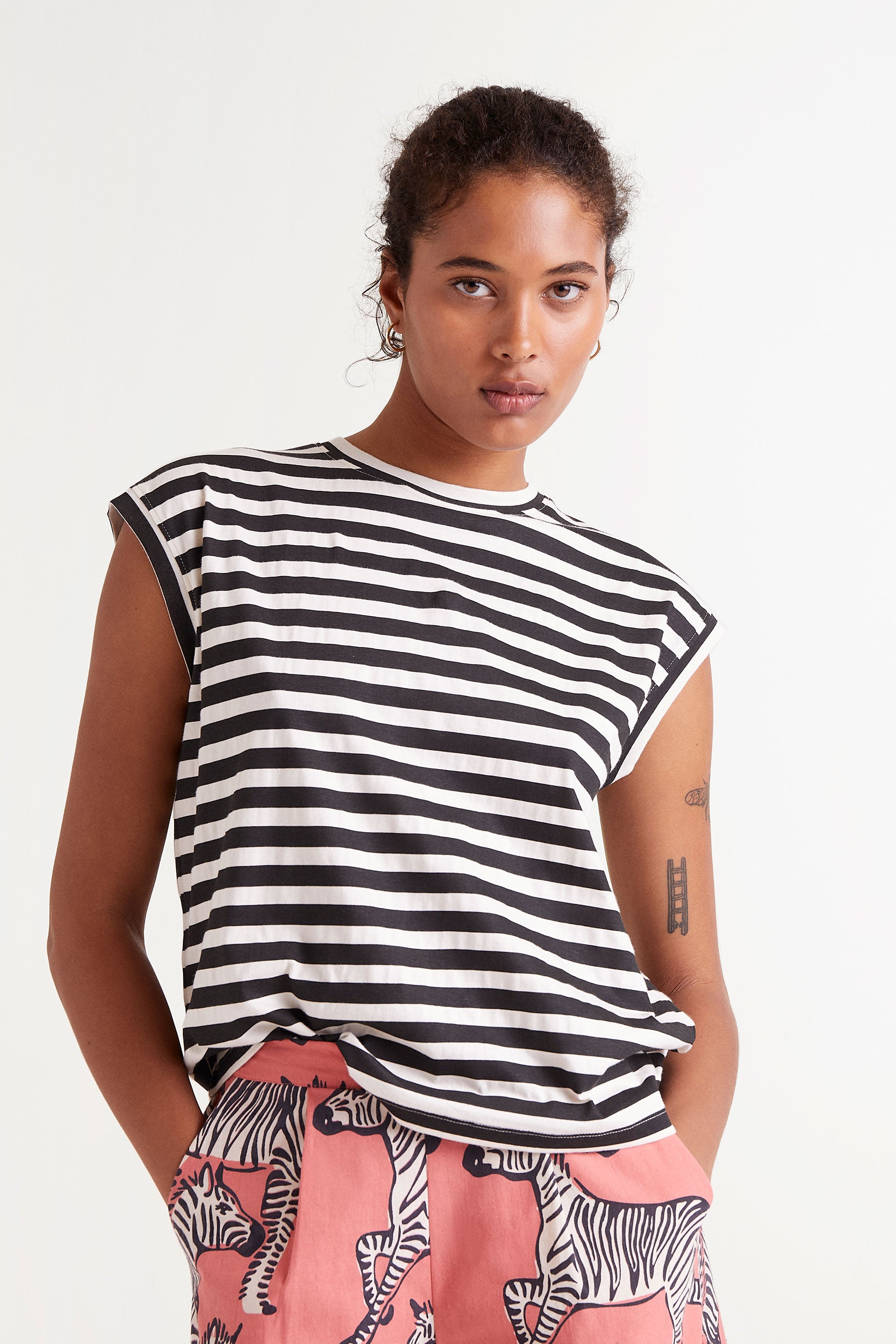 Camiseta Compañía Fantástica con Estampado De Rayas Negras