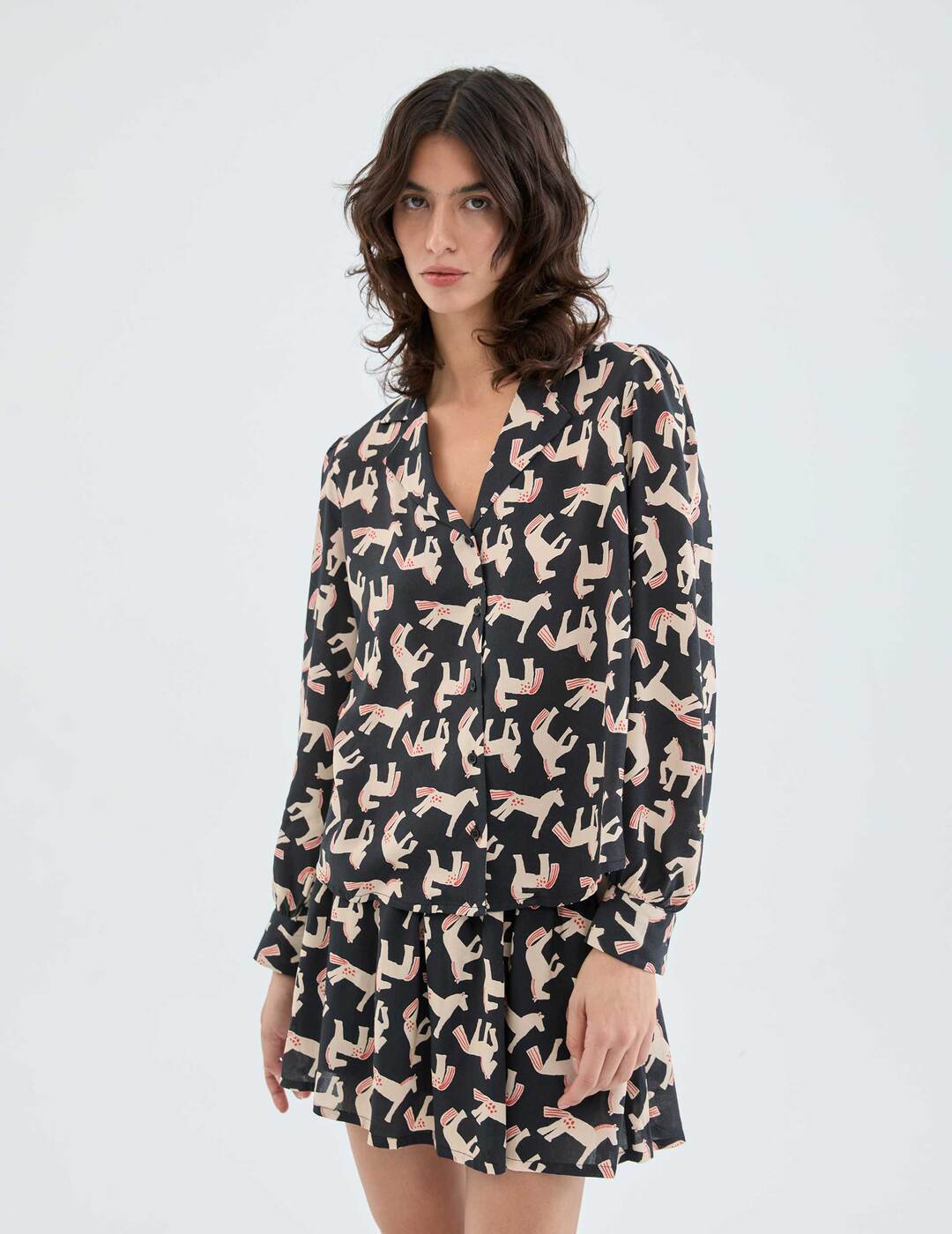 Camisa Compañía Fantástica de Manga Larga con Estampado Animal