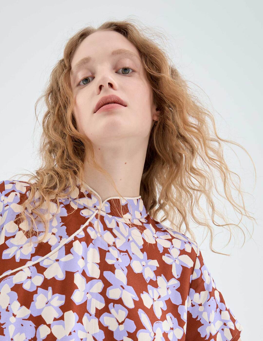 Vestido Compañía Fantástica Corto con Cuello Tipo Oriental con Estampado de Flores