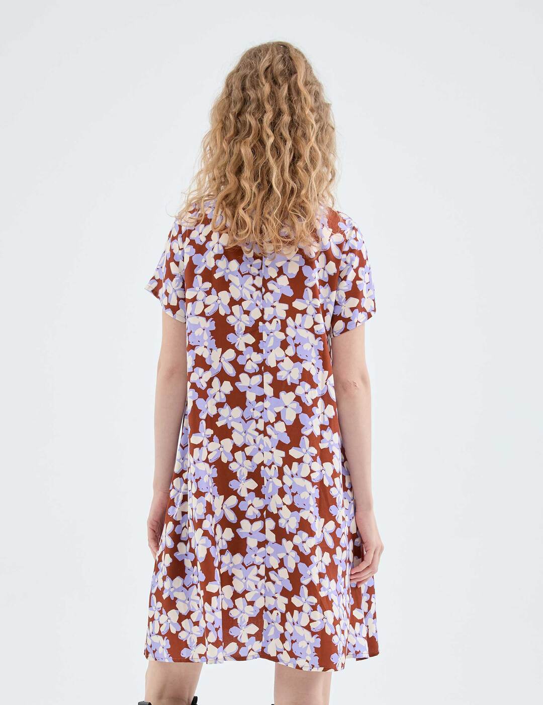 Vestido Compañía Fantástica Corto con Cuello Tipo Oriental con Estampado de Flores