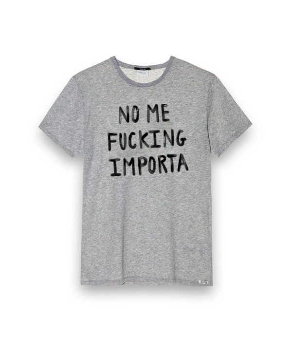 Camiseta Dear Tee hombre NO ME FUCKING IMPORTA-gris
